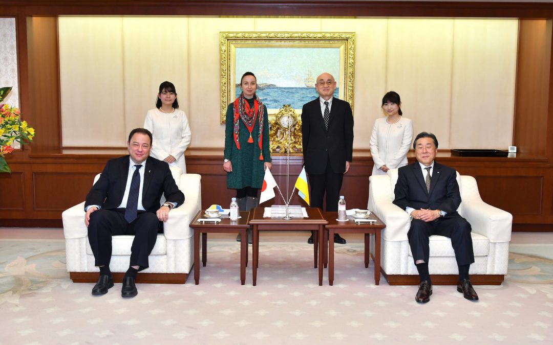 Embajador de Ucrania en el Japón visita el Centro Cultural Min-On