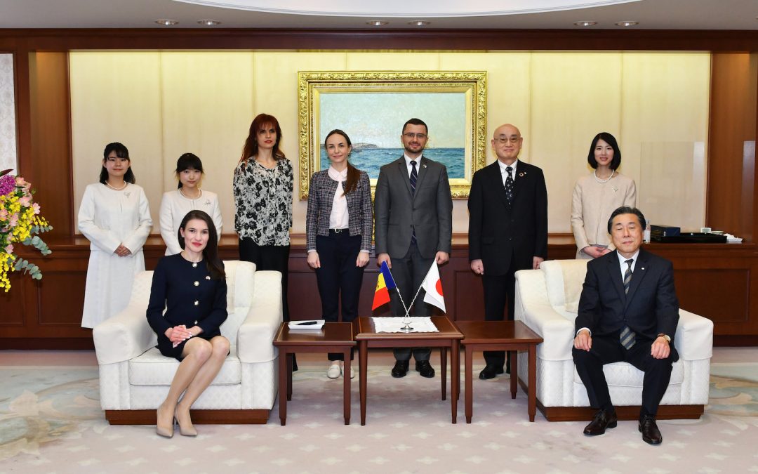 La diplomática interina de Moldova visita el Centro Cultural Min-On
