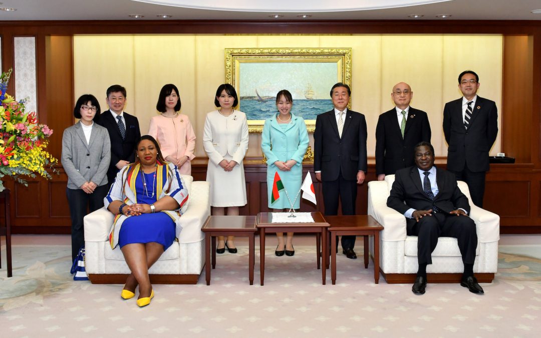 Embajador de Burkina Faso en el Japón visita el Centro Cultural Min-On