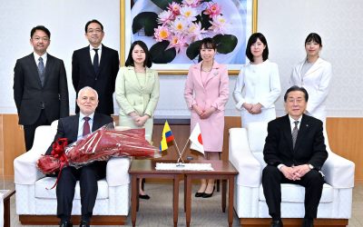 El embajador saliente de la República del Ecuador en el Japón visita la sede de Min-On