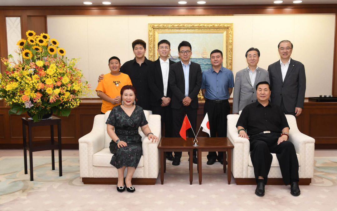 Delegación de destacados académicos chinos visita la sede de Min-On