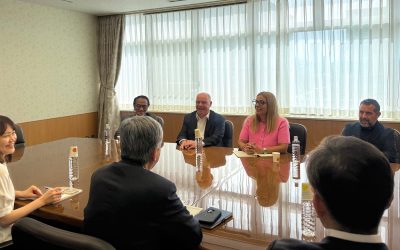 Responsables culturales de Buenos Aires visitan el Centro Cultural Min-On acompañados por el embajador argentino