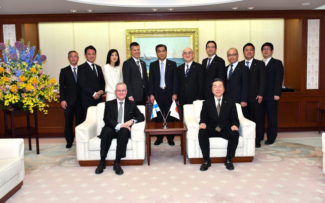 L’Ambassadeur de Finlande au Japon rend visite à la Maison de la Culture Min-On