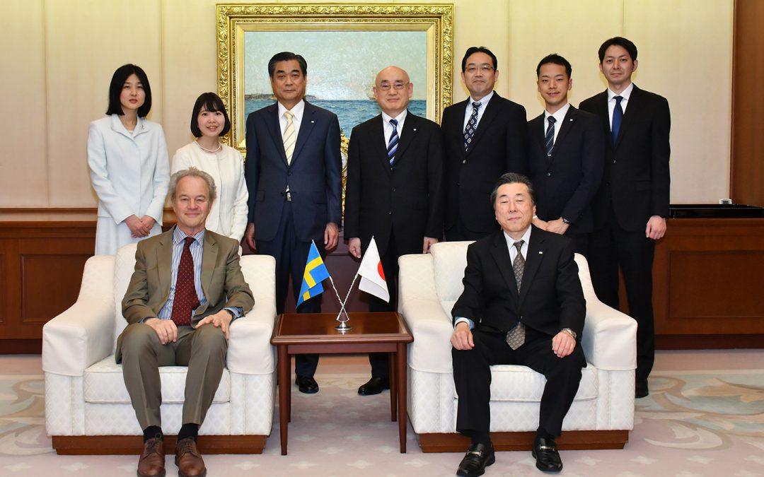 L’Ambassadeur de Suède au Japon rend visite à la Maison de la Culture Min-On