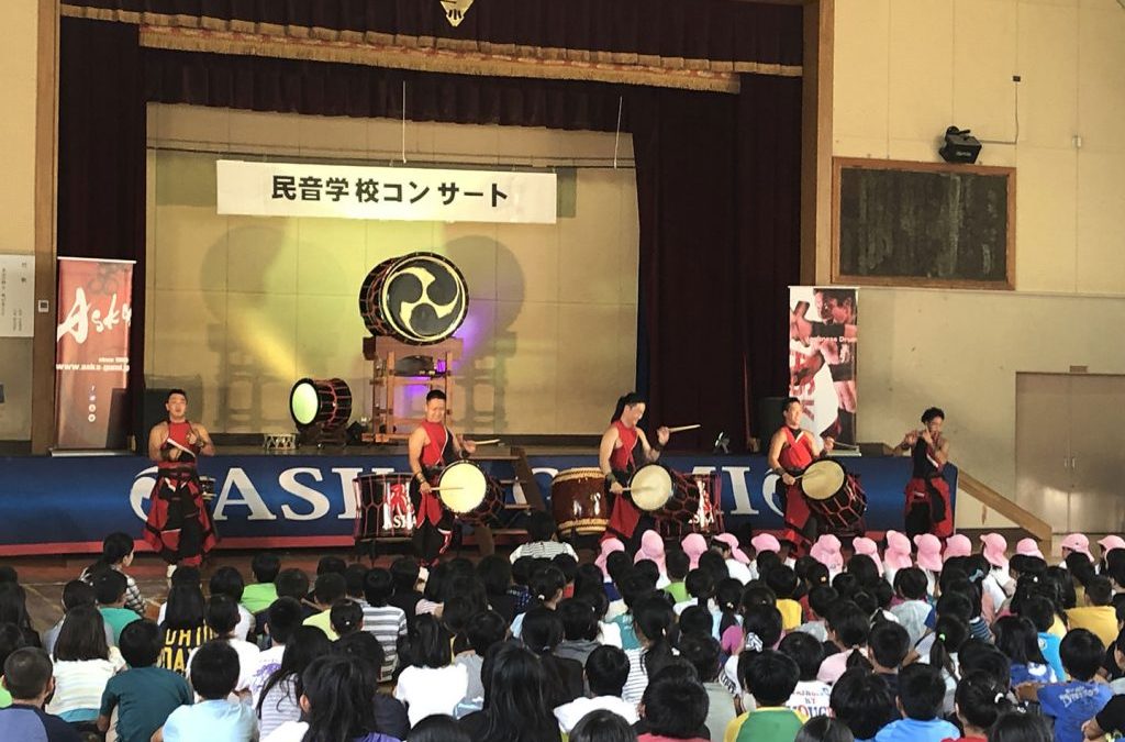 Concerts bénévoles dans des établissements scolaires organisés dans les régions de Hokkaido (août) et Shiga (octobre)