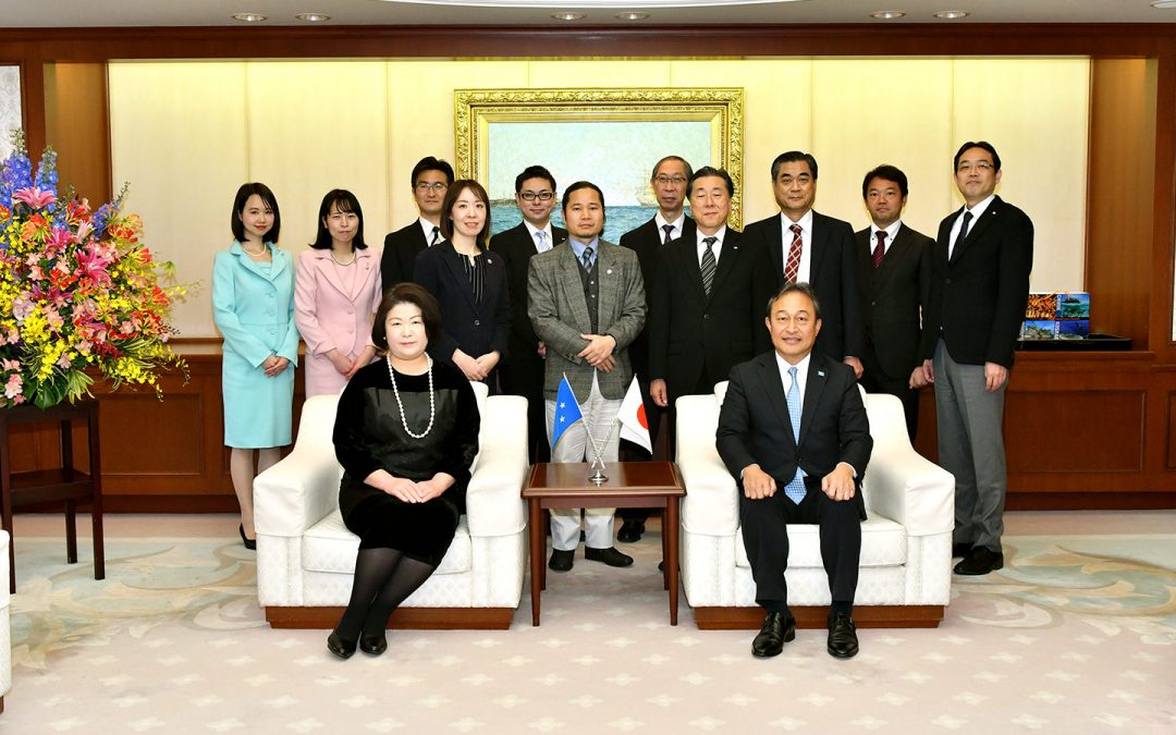 L’Ambassadeur de Micronésie au Japon rend visite à la Maison de la Culture Min-On en compagnie de son épouse