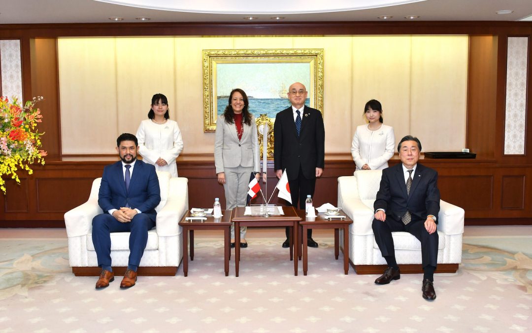 S.E. M. Robert Takata, Ambassadeur de la République Dominicaine au Japon, rend visite à la Maison de la Culture Min-On