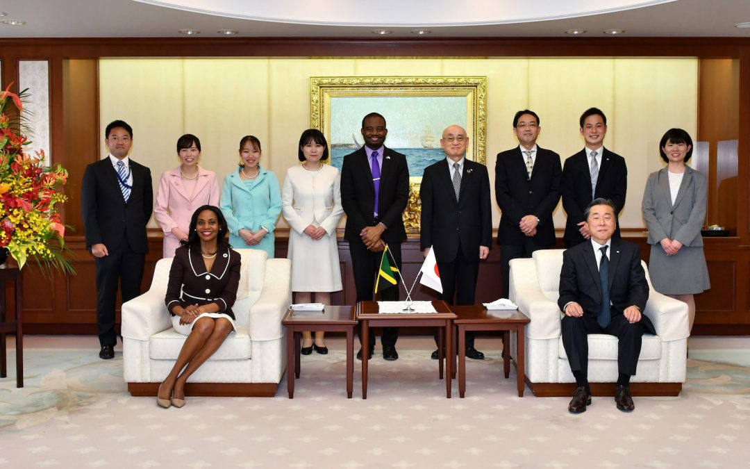 S.E. l’Ambassadrice Extraordinaire et Plénipotentiaire de la Jamaïque au Japon rend visite à la Maison de la Culture Min-On