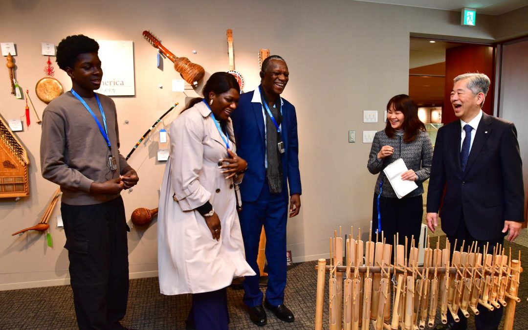 L’ambassadeur du Mali visite le centre culturel Min-On