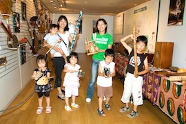 Exhibition of Folk Instruments Held for Children at Min-On Music Museum