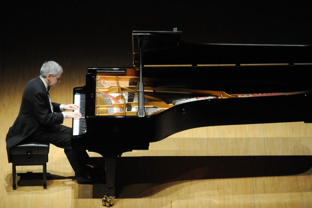 Vieira plays at the Tokyo Metropolitan Theater Grand Concert Hall