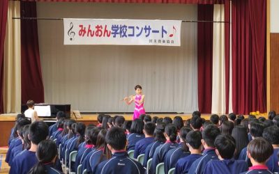 Famed flutist performs for Min-On’s School Concert in Hokkaido   