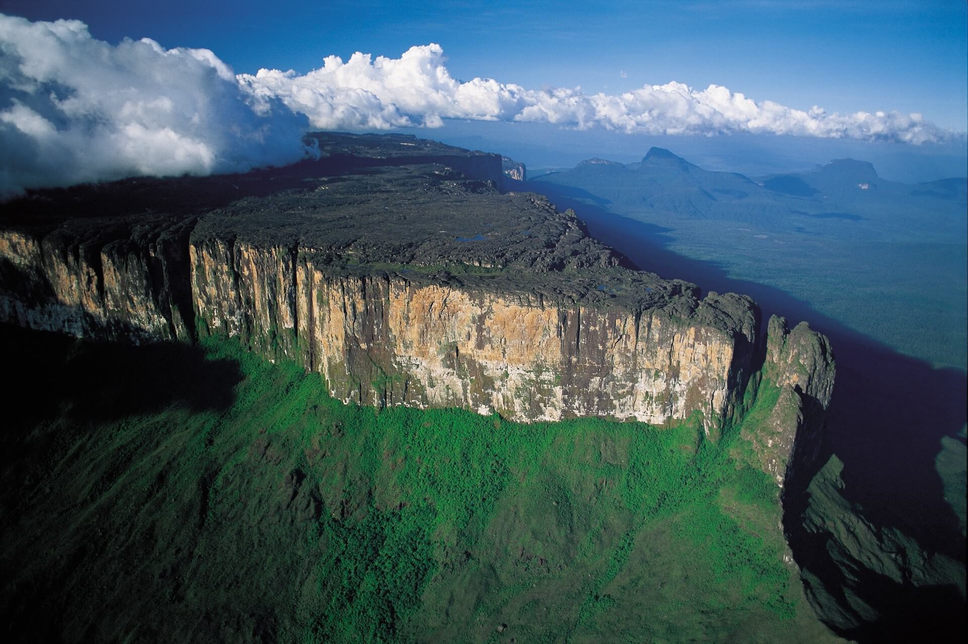 Природные объекты бразилии. Столовые горы Тепуи в Венесуэле. Столовые горы Рорайма Венесуэлы. Венесуэла плато Тепуи. Венесуэла парк Канайма гора Рорайма.