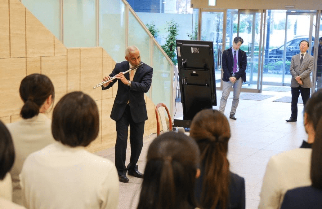 Renowned jazz flautist visits Min-On
