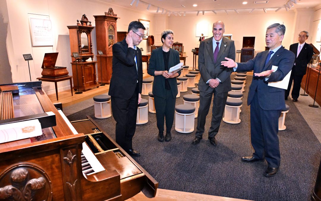 Greek ambassador visits Min-On